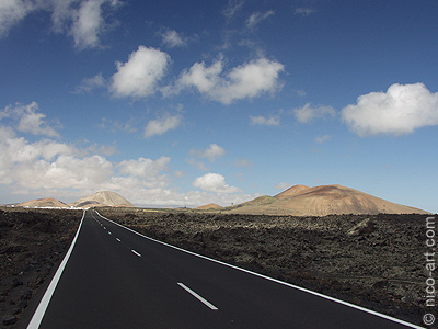 Strasse in Lanzarotte durch LavaFeld Lanzarote Lavafeld Vulkan